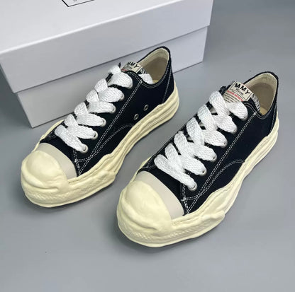 Allûre Low-Top Sneaker